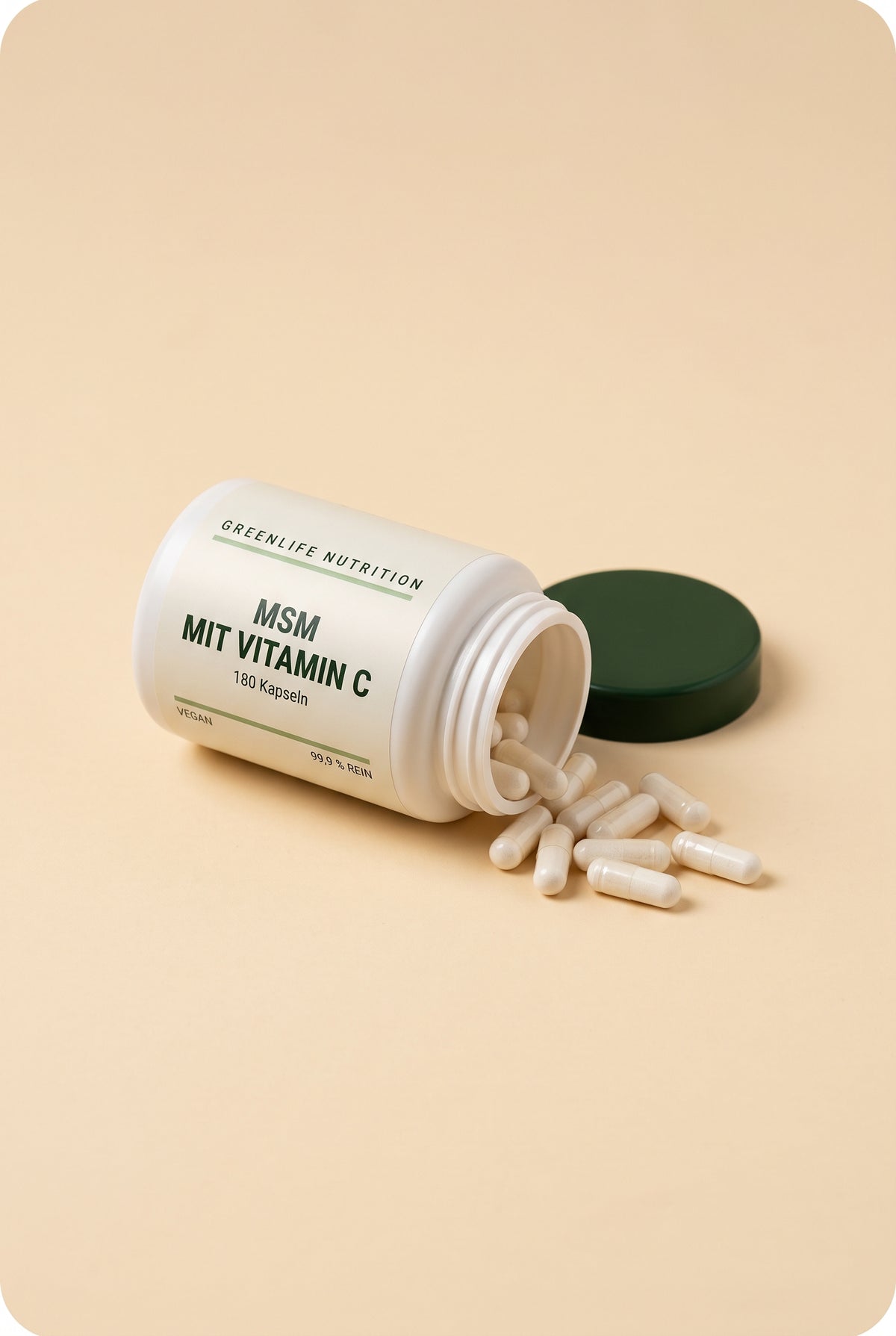
                  
                    Weiße HPMC-Kapseln von MSM mit Vitamin C liegen neben der geöffneten Dose von Greenlife Nutrition
                  
                